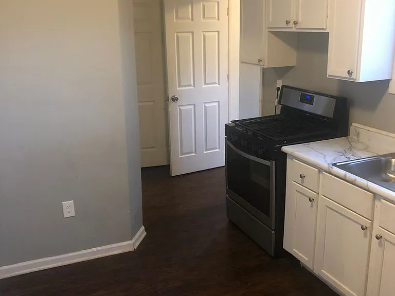 453 N Gentry St — Photo 4