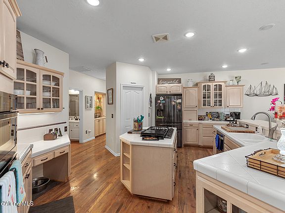 4th image of 3207 E Saint James Ave