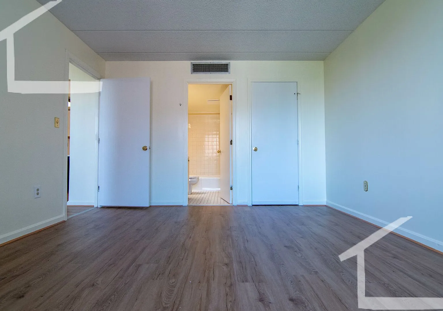 Charming 2 Bedroom-No Broker Fee — Photo 4