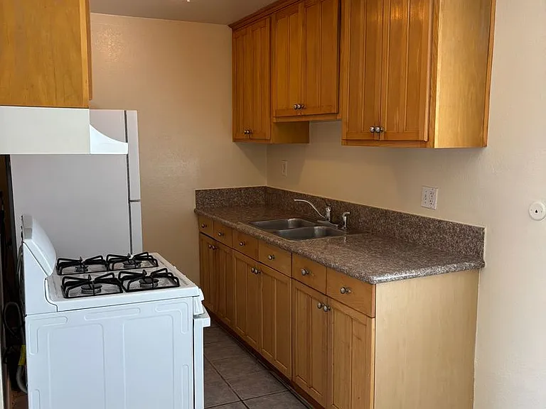 11751 Hart St — Photo 4