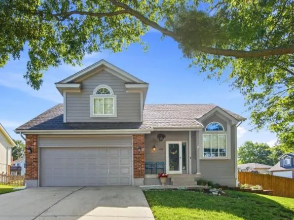 4301 NW Cortland Dr, Blue Springs, MO 64015