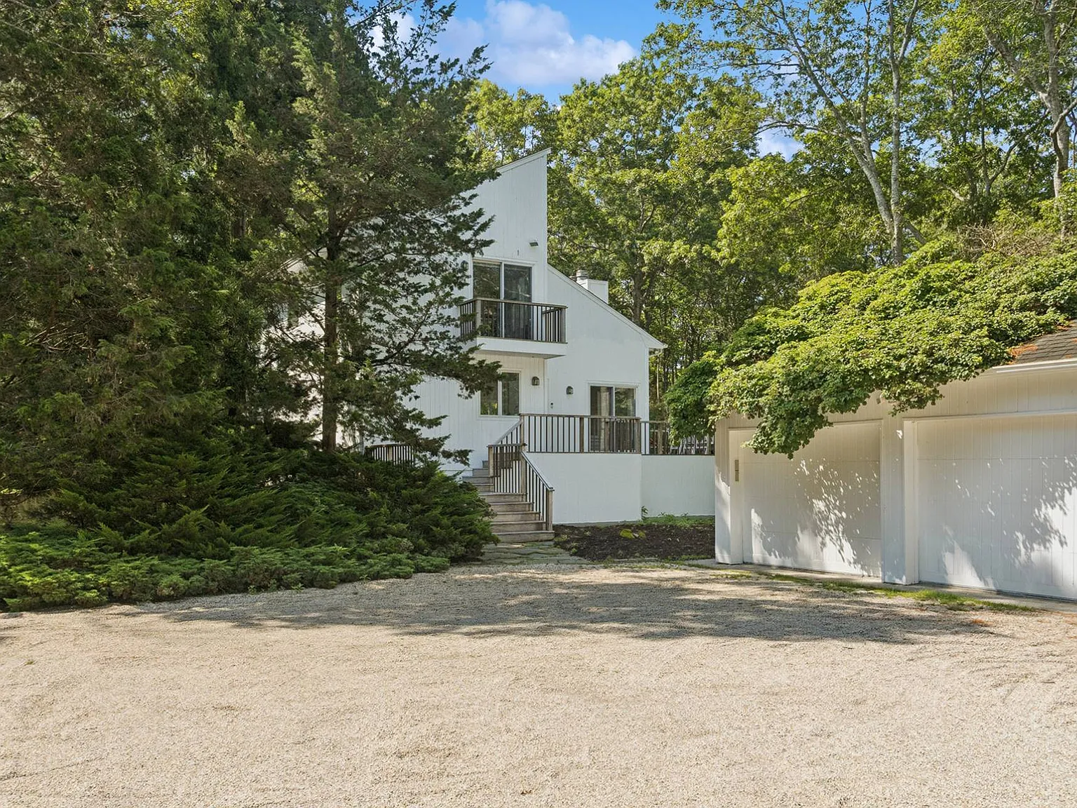 Serene Summer Living in Wainscott — Photo 2
