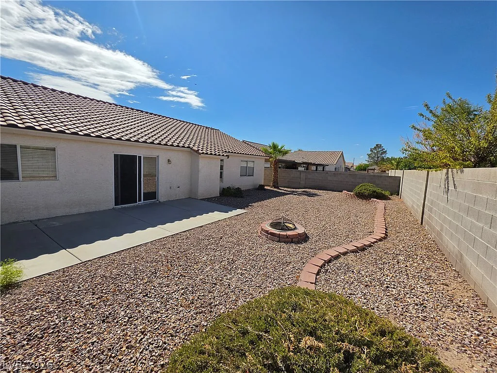 3 bed, 2.0 bath, 1634 sqft, $1,795 — Photo 2