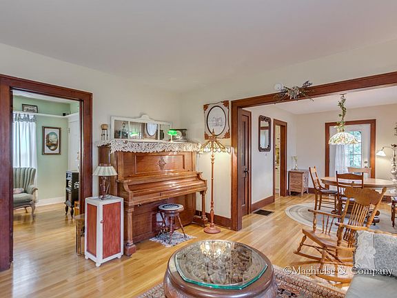 5th image of 3742 Ivy Dr NE