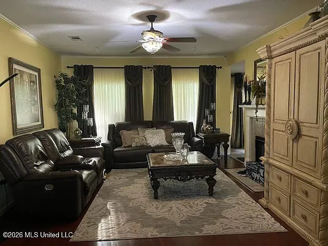 3 bed, 2.0 bath, 1666 sqft, $1,900 — Photo 2