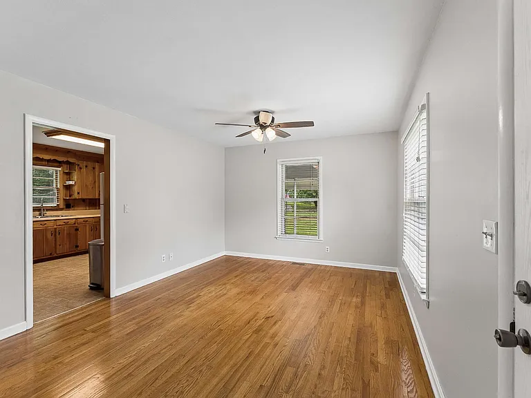 900 Velma Ln — Photo 6
