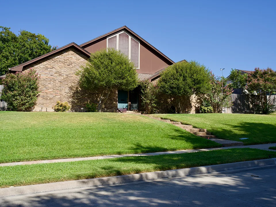 2414 Meadow Creek Dr