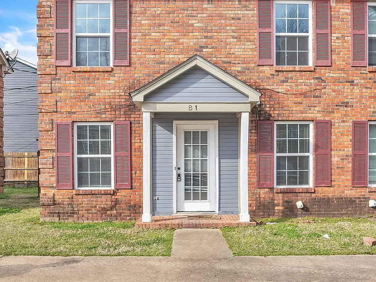 1056 N Montgomery St — Photo 1