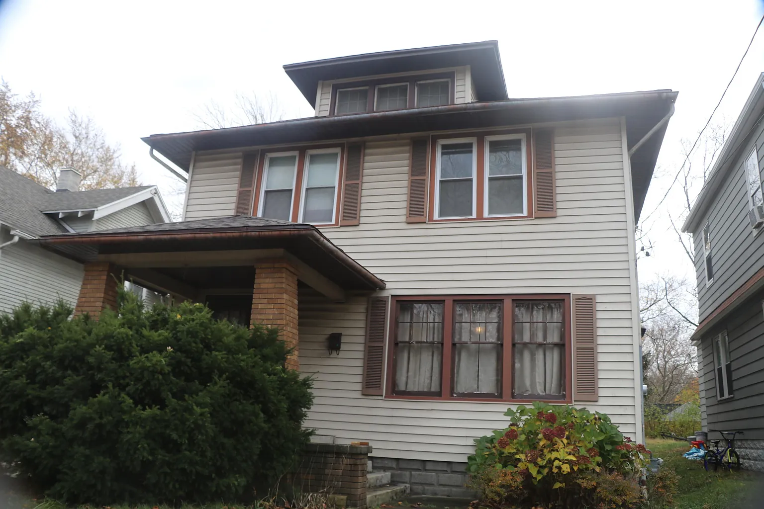 762 Leonard St NE photo 1