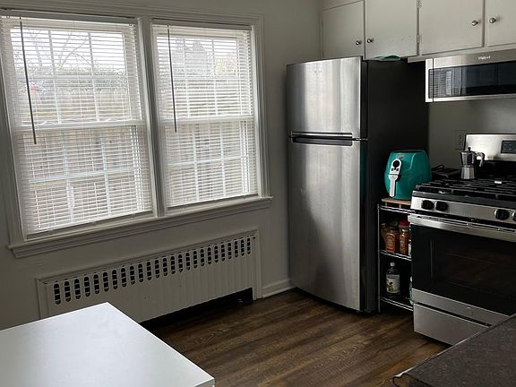 Stainless appliances, eat-in kitchen