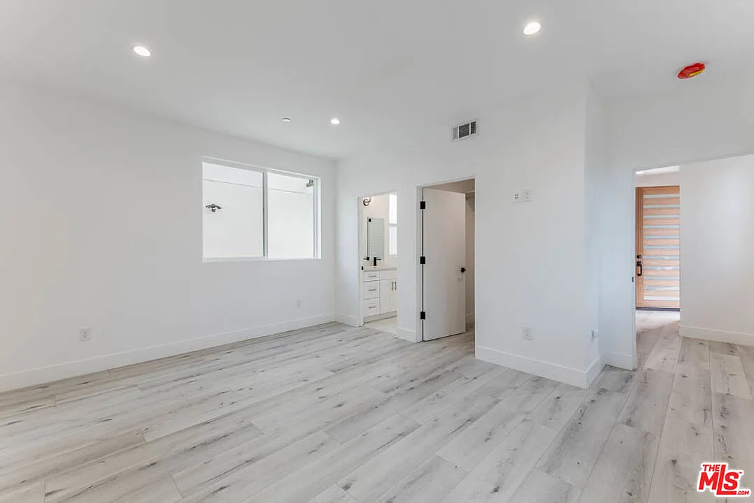 3 bed, 3.0 bath, 1260 sqft, $3,995 — Photo 4