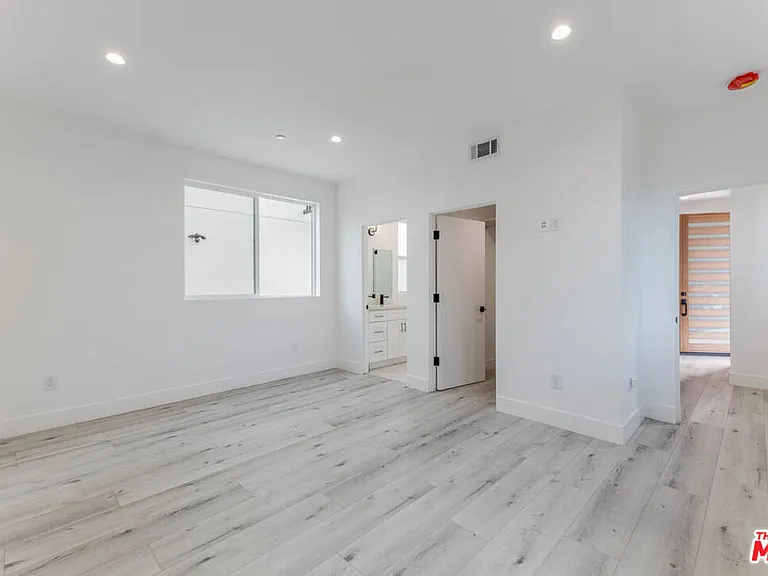 1238 1/2 N Beachwood Dr — Photo 5