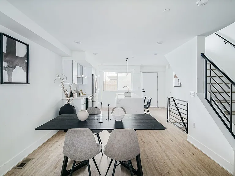 Brand New Luxury Townhouses — Photo 50