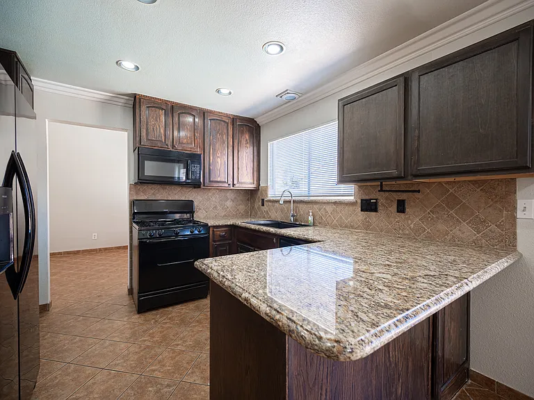 7660 Kalmalii Ave — Photo 20
