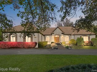 374 Oakbridge Dr, Rochester, MI 48306