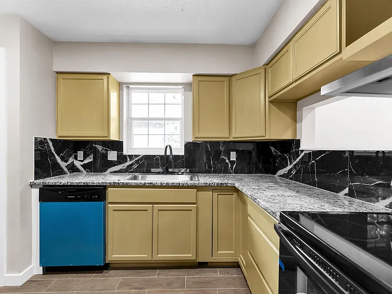 6211 Coachgate Dr — Photo 28
