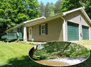 375 Mountain View Rd, Newfoundland, PA 18445