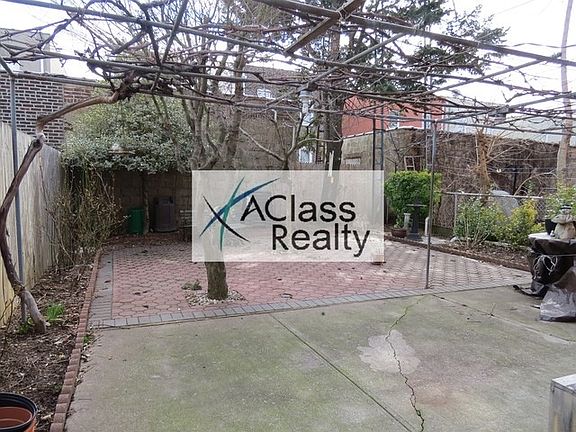 4th image of 3127 42nd St