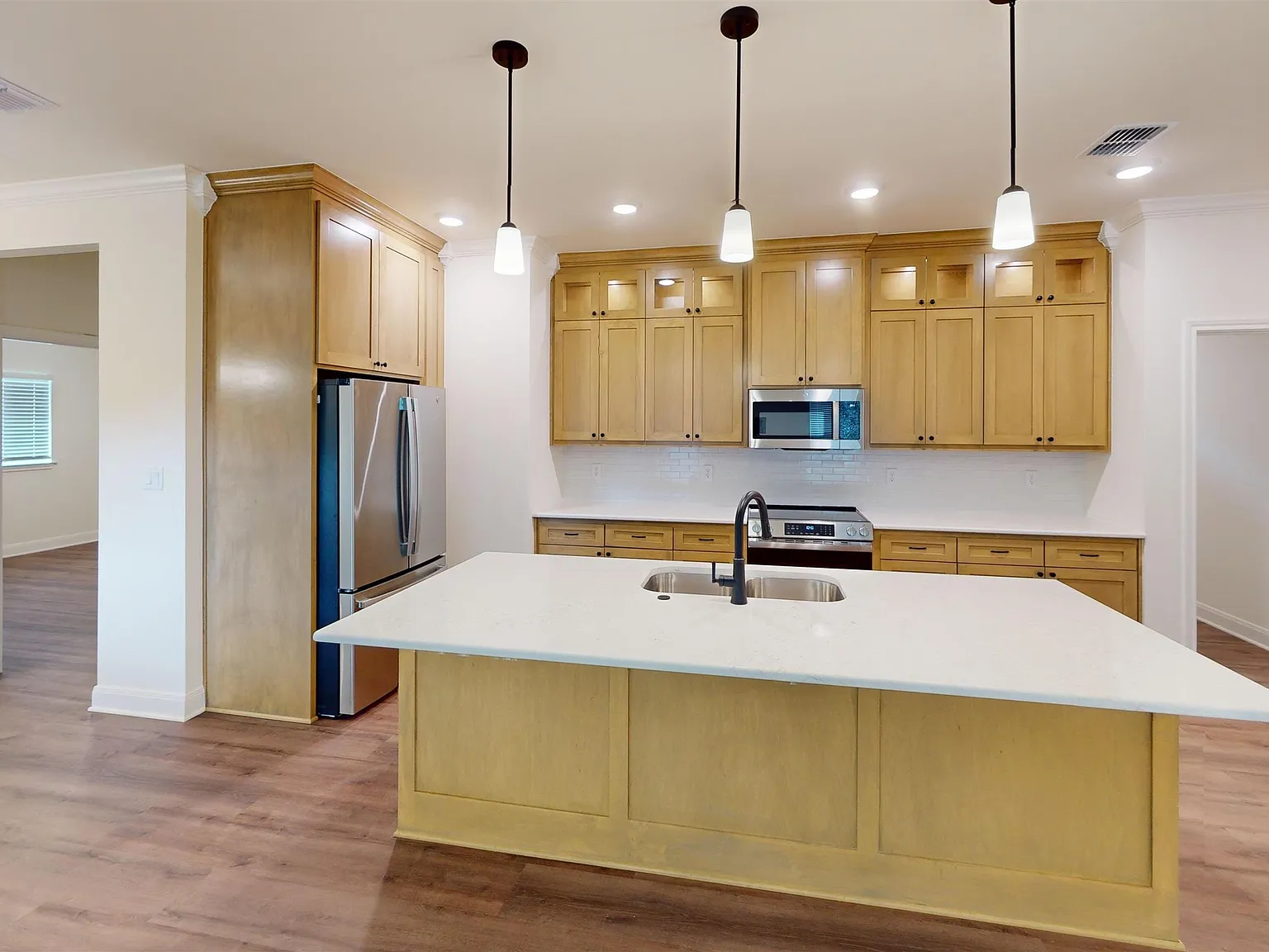 3 bed, 2.0 bath, 1862 sqft, $2,795 — Photo 2