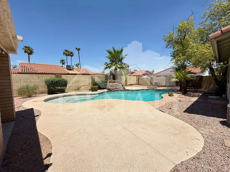 2102 W Knox Rd — Photo 25