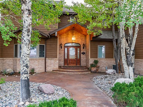 2nd image of 25 Saddle Hill Ln