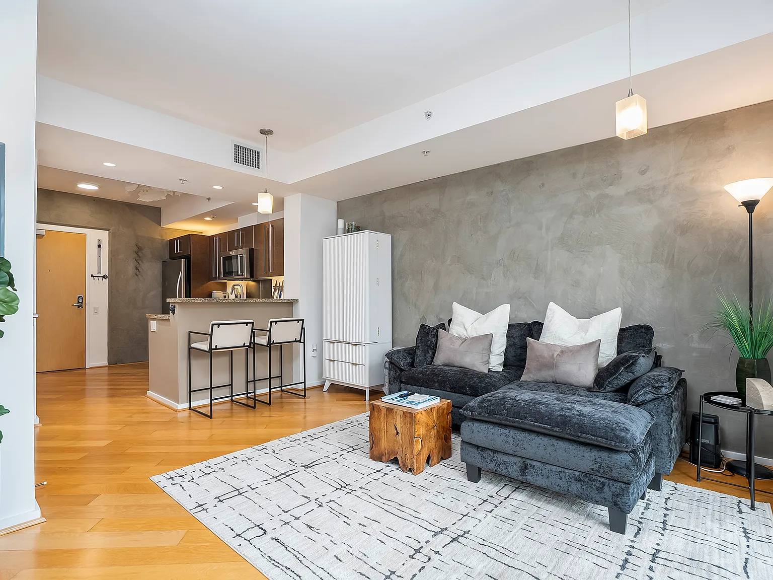 1 bed, 621 sqft, $3,350 — Photo 3