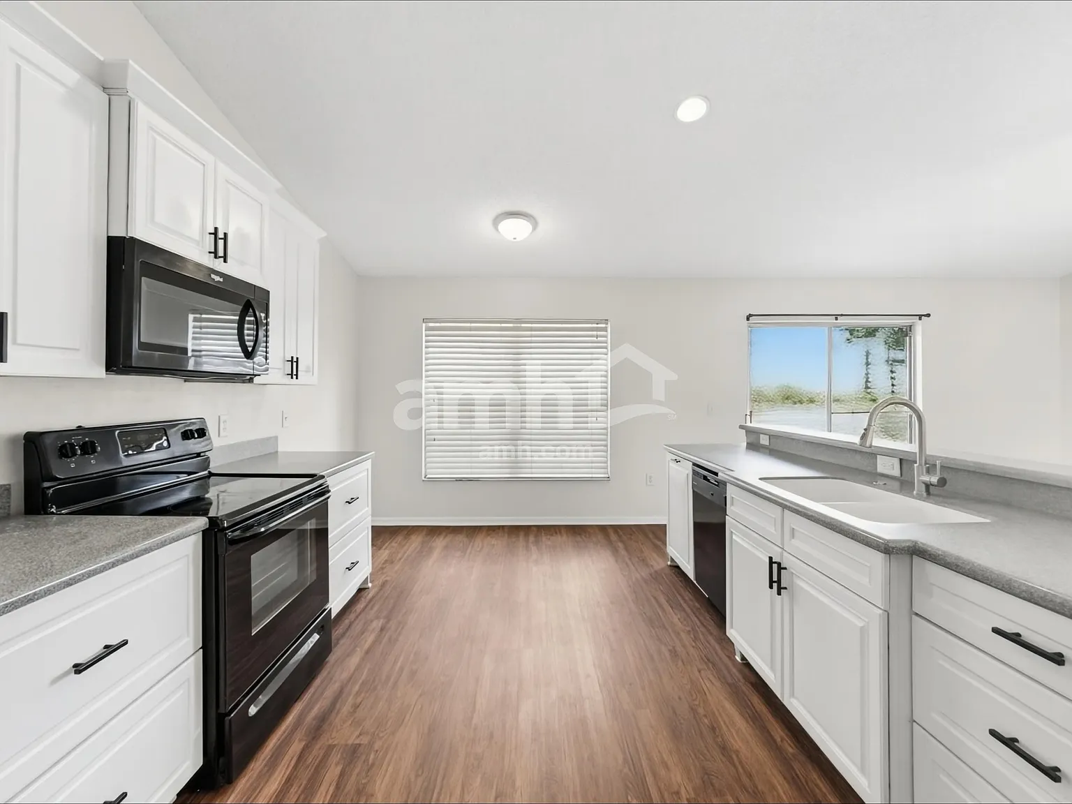 3 bed, 2.0 bath, 1380 sqft, $2,200 — Photo 3