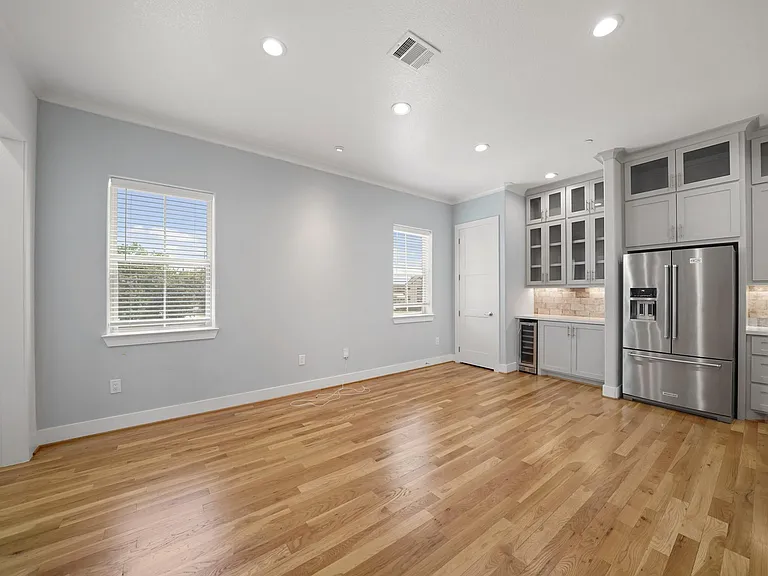 5345 Larkin St — Photo 7