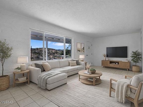 5th image of 147 E La Castellana Dr