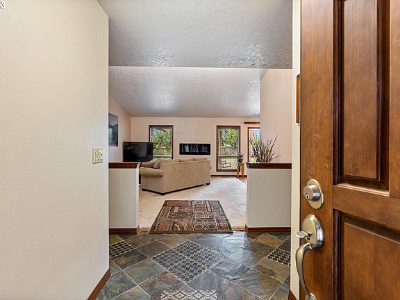 5th image of 962 NE 6th Dr
