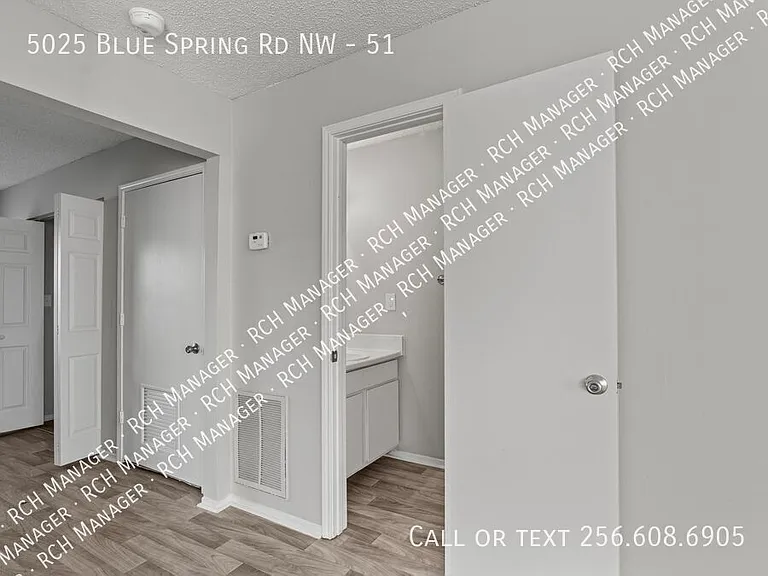 Wilshire Park Apartments — Photo 17