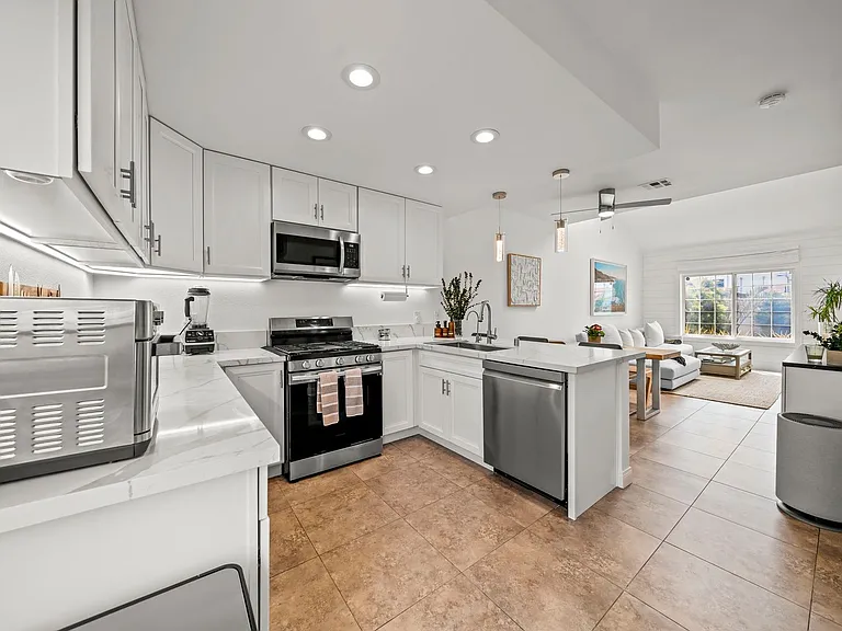 978 Elm Ave — Photo 15