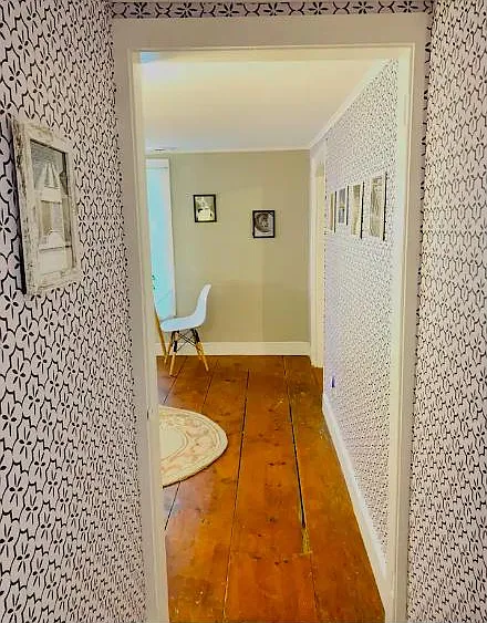 Hallway from staircase / bedrooms to living room / dining room