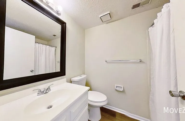 1641 Arlyn Cres E — Photo 18