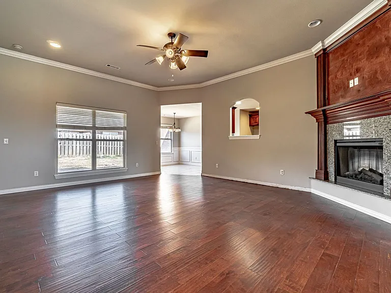 1161 Coventry Ln — Photo 3