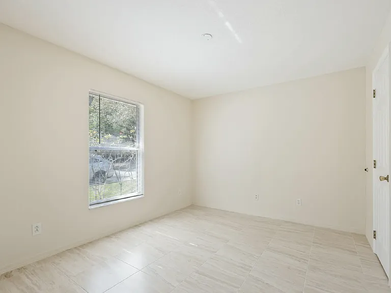 2082 Foxwood Dr — Photo 8