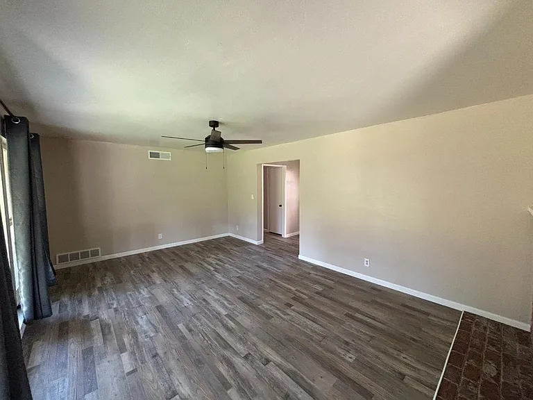 1903 W Fountain Way — Photo 5