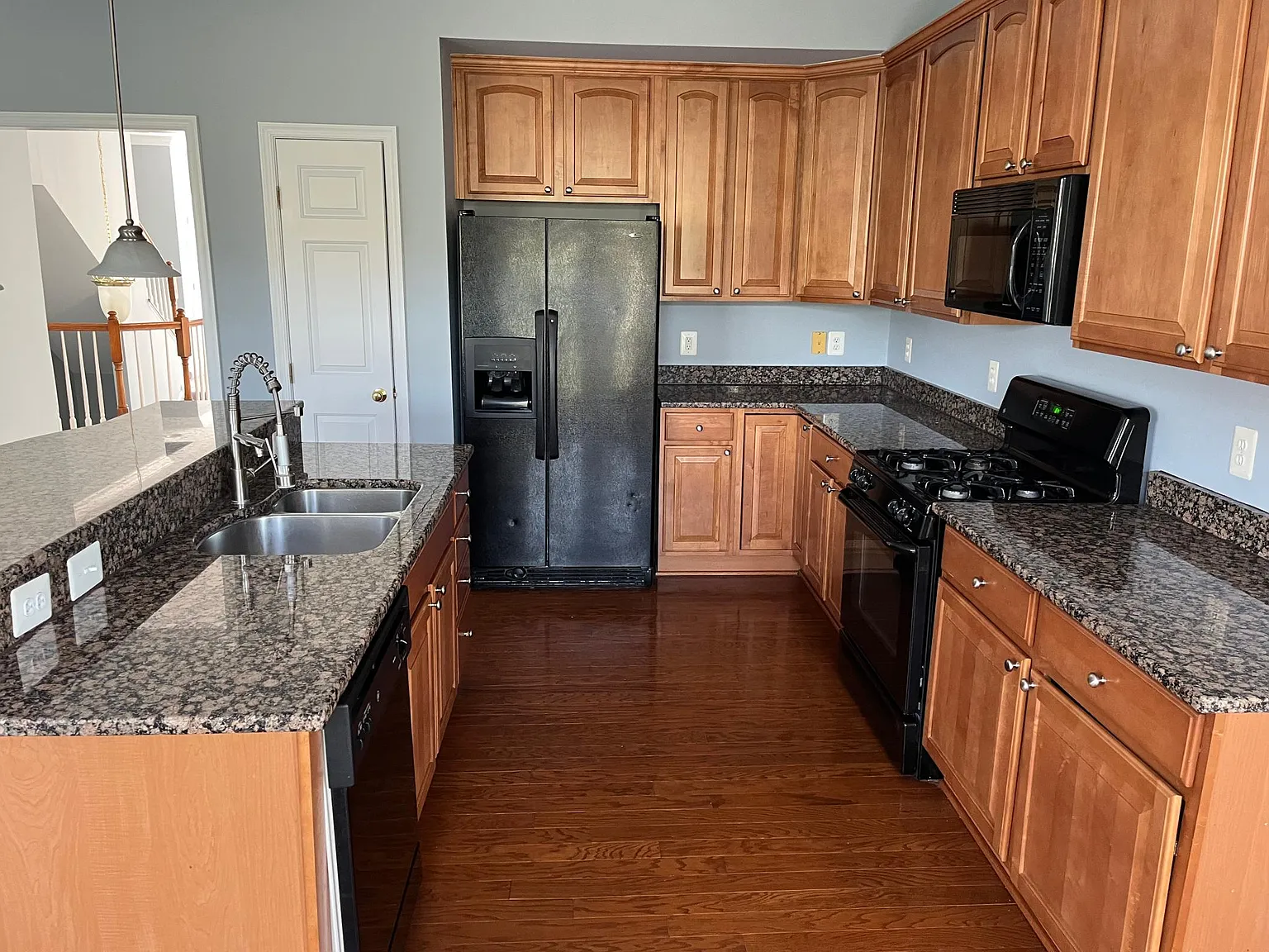 3 bed, 2.5 bath, 2591 sqft, $3,100 — Photo 3