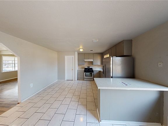 3rd image of 618 W Avenue E