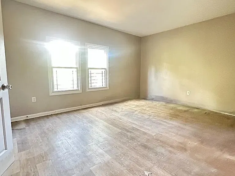 3 bed, $2,100 — Photo 2