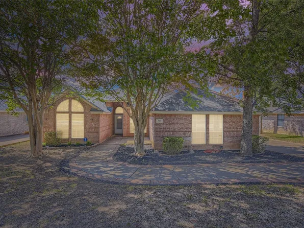 933 W Redbud Dr, Hurst, TX 76053