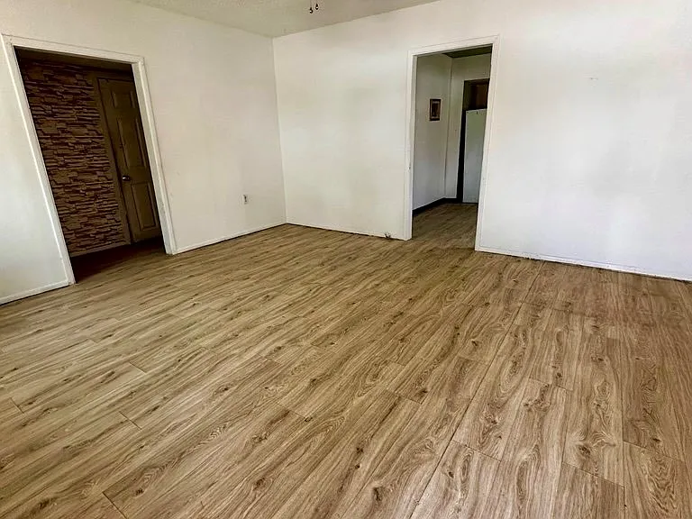 805 S Pecan St — Photo 2