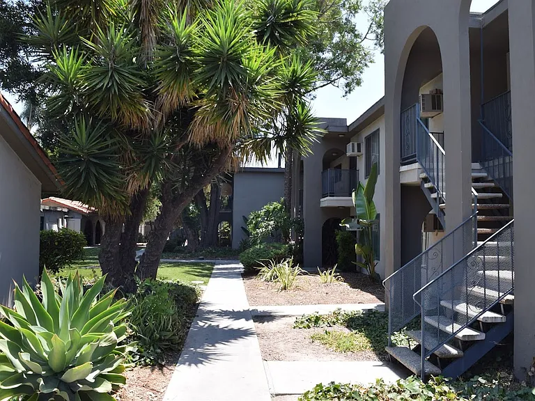 Vio Cerritos — Photo 6