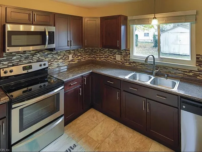 3033 Kenelm Dr — Photo 20
