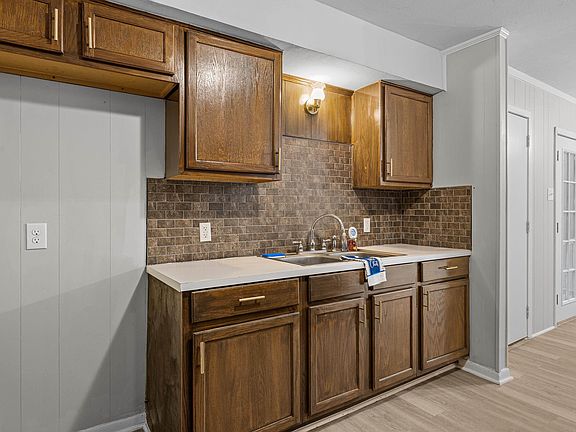5th image of 1403 Sapphire St