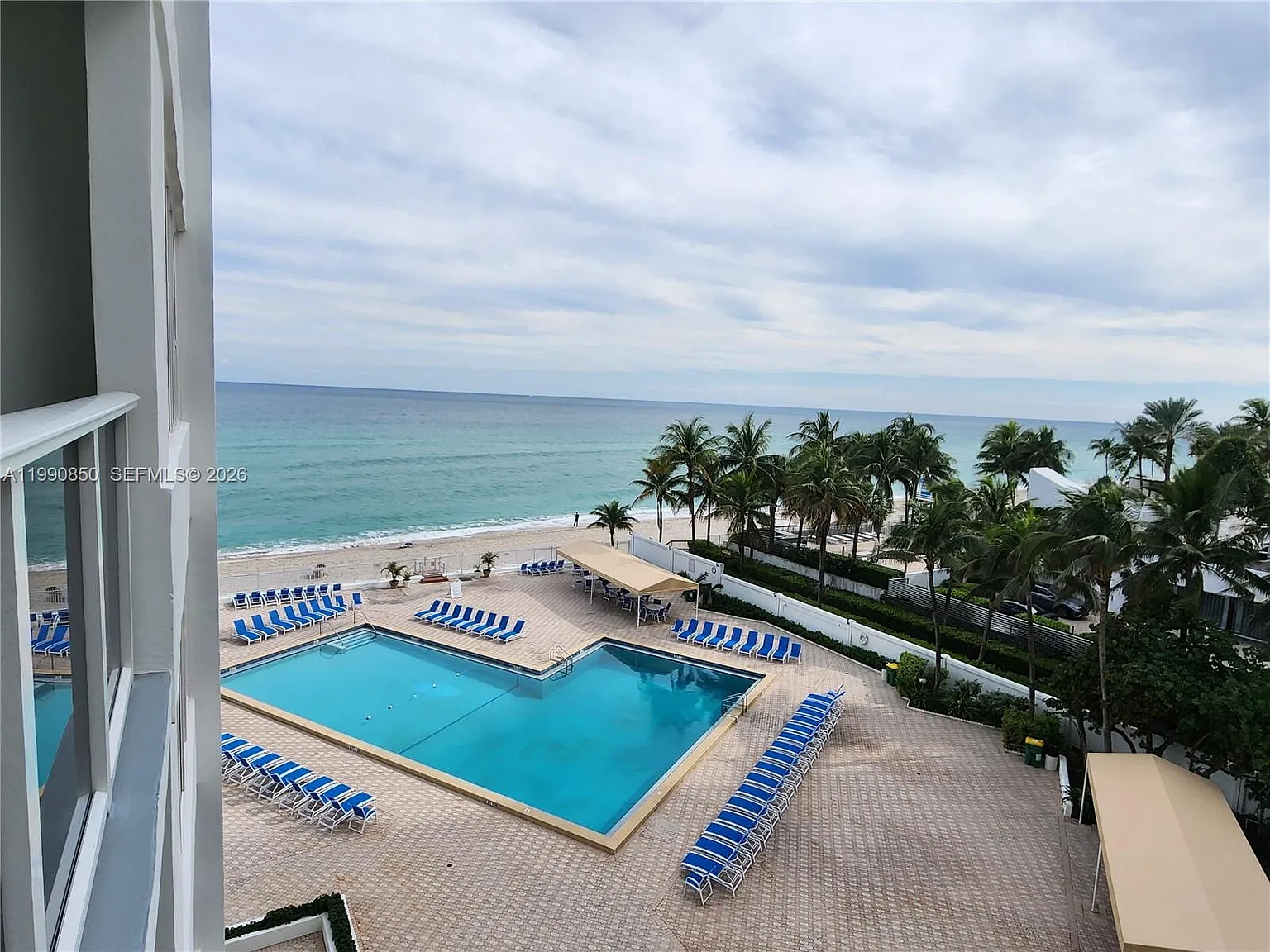 Alexander Towers Condo — Photo 1