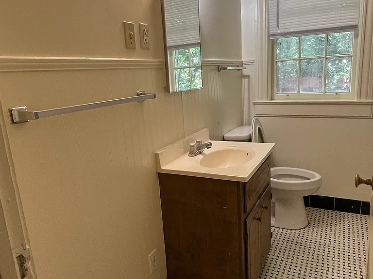 305 N Jefferson St NE #A — Photo 15