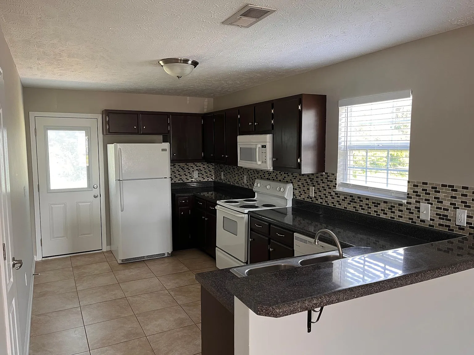 2 bed, 1050 sqft, $1,750 — Photo 4