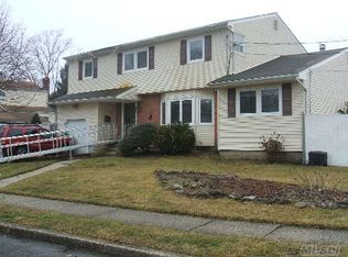 7 Pana Ct, Deer Park, NY 11729