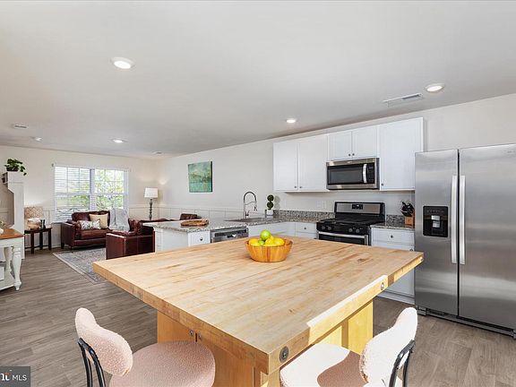 4th image of 9 E Fairfax St